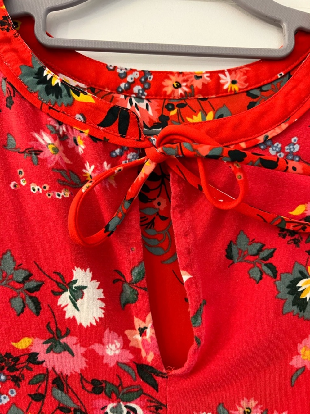 LOFT Women’s Red Floral Sleeveless Blouse - Like New - Picture 7 of 11